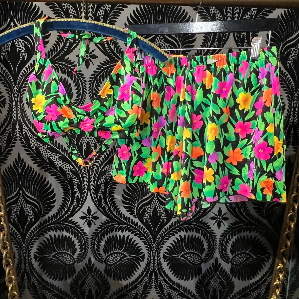 Vintage 1980s floral bikini set 🌺
bikini shorts w bikini top